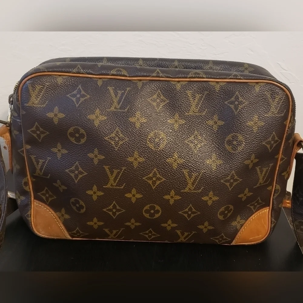 Louis Vuitton  (Unisex) Brown  Monogram Shoulder Bag - Picture 2 of 16